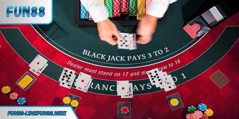 Chú ý quan sát lá bài trong tay nhà cái